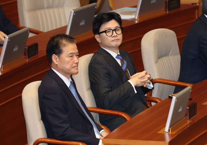 한동훈 법무부 장관과 김영호 통일부 장관이 20일 국회 본회의에 자리하고 있다. 연합뉴스