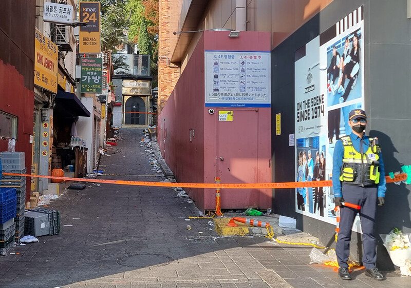 이태원 참사 현장을 통제하고 있는 경찰 뒤로 건축 한계선을 넘은 해밀톤호텔의 외벽 철제 시설(붉은 벽돌색)이 보이고 있다. 김명진 기자 littleprince@hani.co.kr