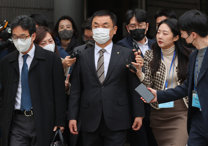 도이치모터스 주가를 조작한 혐의로 기소된 권오수 전 도이치모터스 회장이 지난 2월10일 오전 서울 서초구 서울중앙지법에서 열린 1심 선고 공판에서 징역형의 집행유예를 선고받은 뒤 법원을 떠나고 있다. 연합뉴스