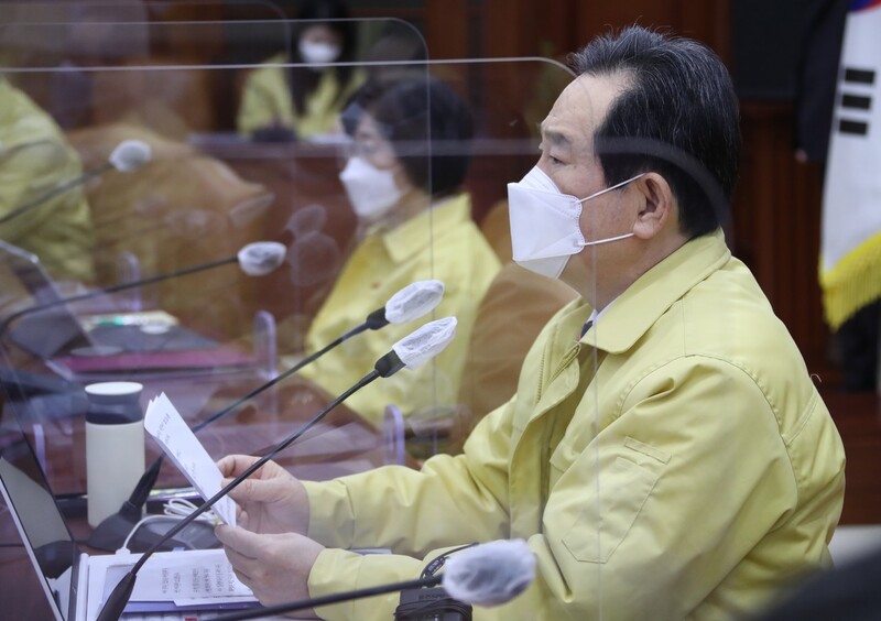 정세균 국무총리가 29일 오전 정부서울청사에서 열린 코로나19 대응 중앙재난안전대책본부(중대본) 회의에서 발언하고 있다. 연합뉴스