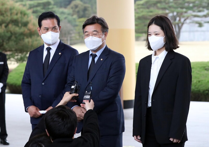 더불어민주당 윤호중 공동비상대책위원장이 13일 대전현충원 참배를 마치고 취재진에게 검찰개혁 관련 답변을 하고 있다. 연합뉴스