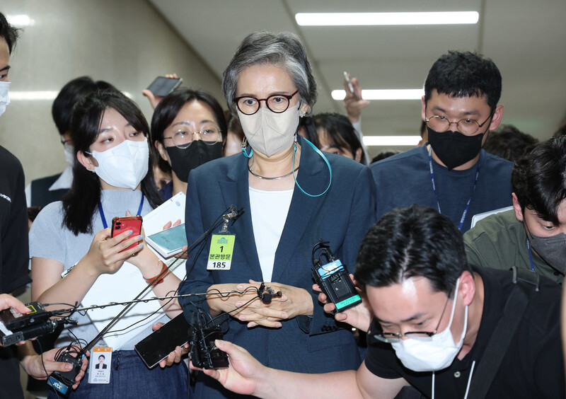 이준석 국민의힘 대표의 ‘성 상납 관련 증거인멸 교사’ 의혹 징계 심의 중인 이양희 당 윤리위원장이 지난 22일 국회에서 열린 중앙윤리위원회 회의 도중 잠시 밖으로 나와 취재진의 질문에 답하고 있다. 공동취재사진