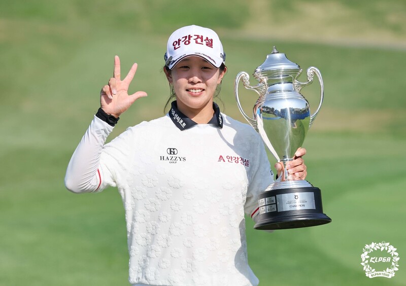 임진희가 14일 열린 한국여자프로골프(KLPGA) 투어 2023 NH투자증권 레이디스 챔피언십에서 우승한 뒤 기뻐하고 있다. KLPGA 제공