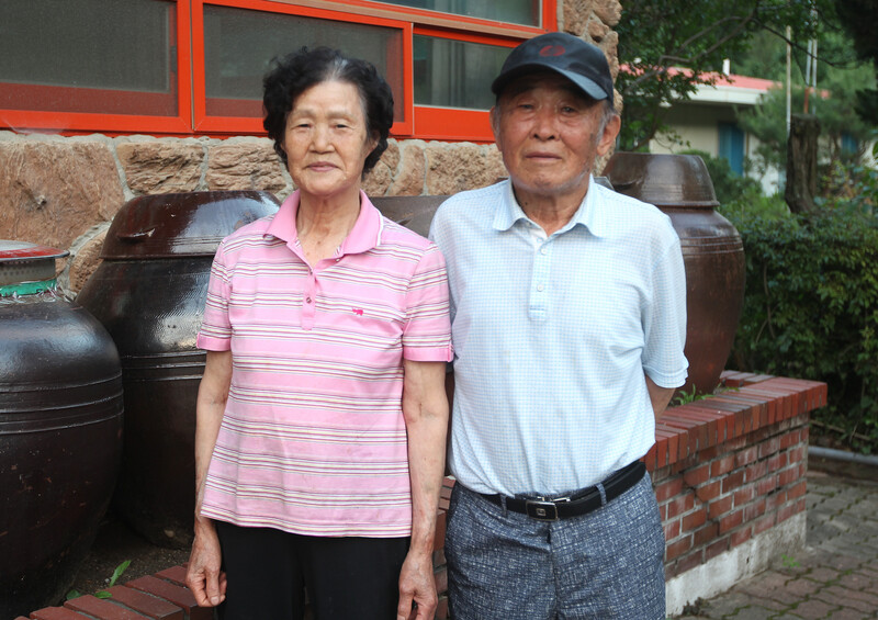 &lt;소문난 식당 새재묵조밥&gt;의 주인 할머니 박남복씨와 남편 장창복씨. 박미향 기자