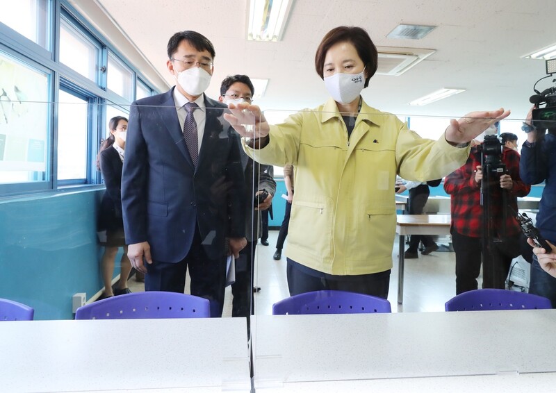 지난달 29일 서울 무학여자고등학교에서 유은혜 사회부총리 겸 교육부 장관이 급식실에 설치된 가림막 등 등교 개학을 앞둔 학교의 방역 상황을 점검하고 있다. 교육부 제공