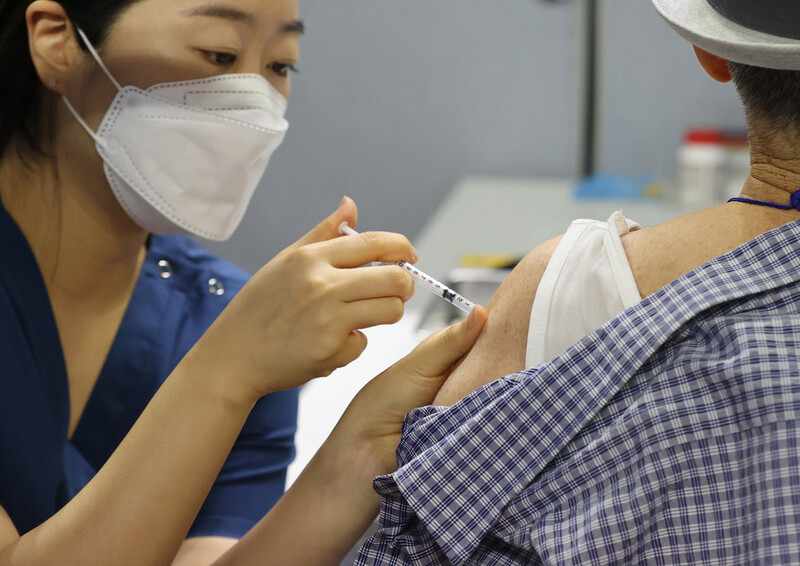 지난달 29일 오전 서울 동작구 사당종합체육관에 마련된 동작구 예방접종센터에서 시민들이 코로나19 백신을 맞고 있다. 코로나19예방접종대응추진단은 1일 0시 기준으로 1차 접종은 모두 1533만6361명이 1차 접종을 받아 전체 인구 대비 29.9%가 1차 접종을 받았다고 밝혔다. 연합뉴스