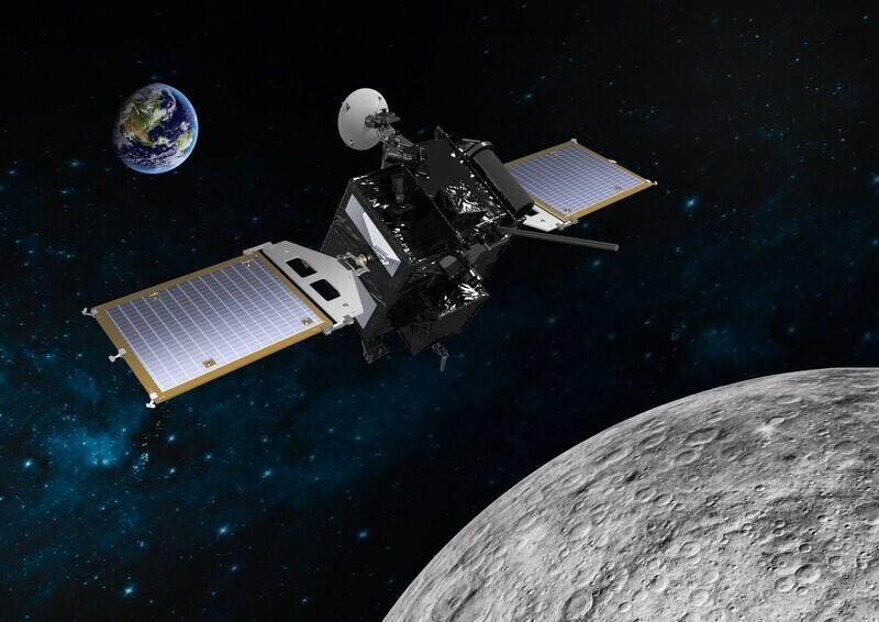 달 궤도를 도는 한국의 다누리호(상상도). 한국항공우주연구원 제공