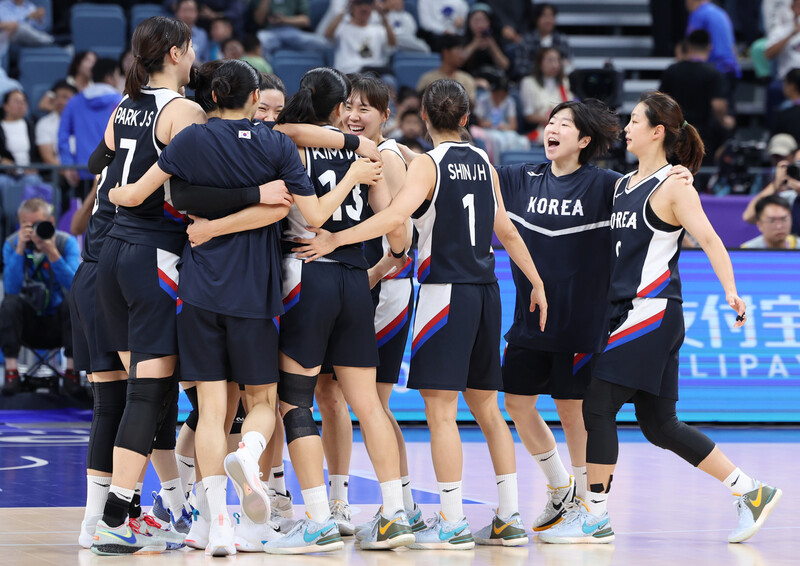 한국 여자농구 대표팀 선수들이 5일 중국 항저우 올림픽 스포츠 센터에서 열린 2022 항저우아시안게임 여자농구 동메달 결정전에서 북한을 꺾은 뒤 기뻐하고 있다. 항저우/연합뉴스