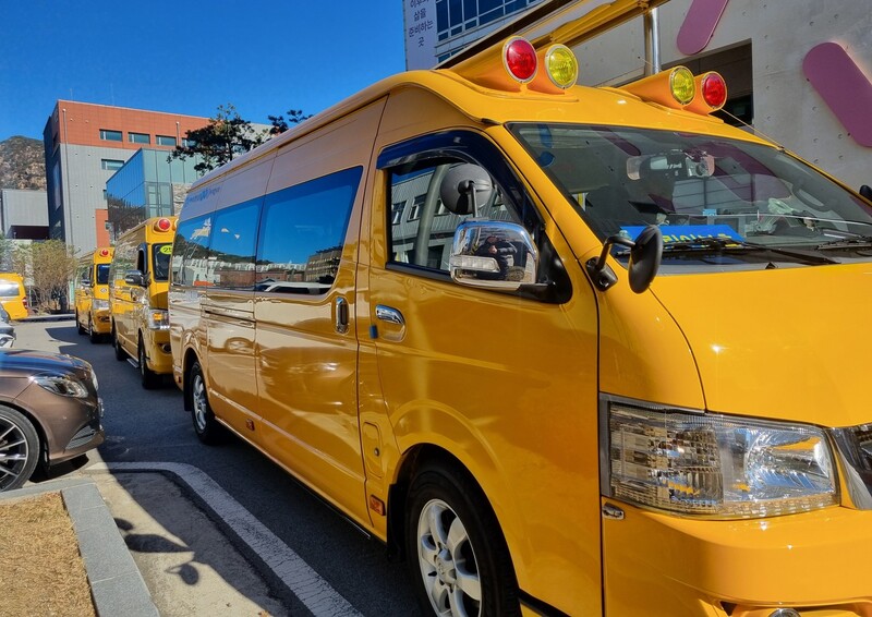 오전에 우리 아이들 등원 운행을 마친 18인승 전기통학차량들이 차량 전기충전을 하고 미래세대 하원 운행을 위해 주차장을 나서고 있다. 필자 제공