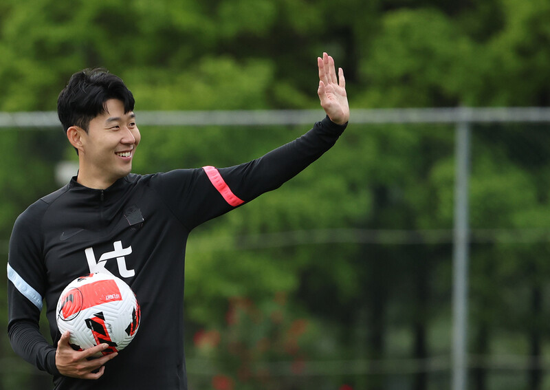 축구 국가대표 손흥민이 30일 파주 축구대표팀트레이닝센터(NFC)에서 열린 오픈트레이닝에서 팬들을 향해 손을 흔들고 있다. 파주/연합뉴스