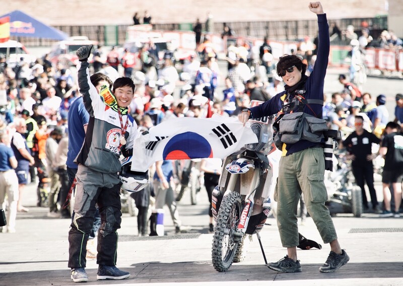 한국인 최초로 세계 3대 모터스포츠대회에서 포디움에 오른 류명걸 선수와 프로젝트 총 감독을 맡았던 정주영 작가. 사진 최현남 제공