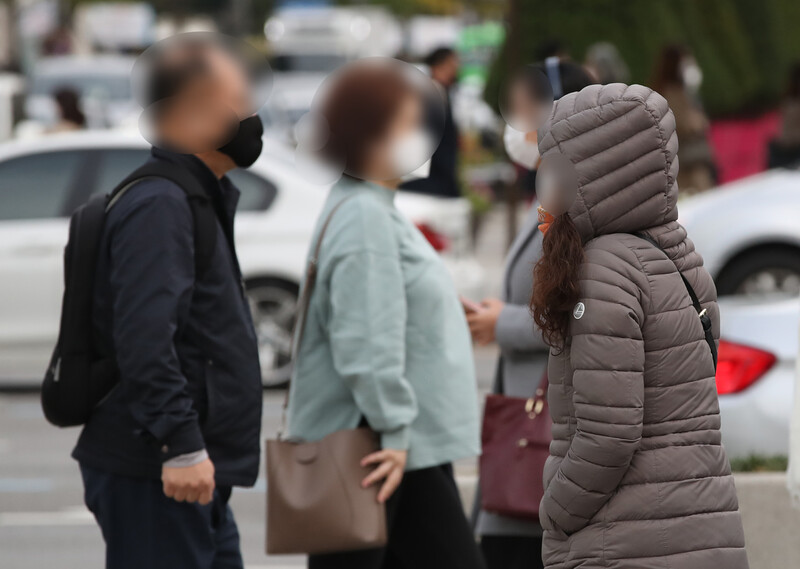 서울 종로구 세종로 네거리에서 시민들이 출근길을 서두르고 있다. 연합뉴스