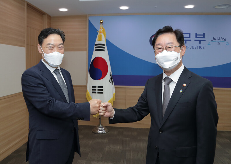 김오수 신임 검찰총장이 2일 오전 정부과천청사 법무부에서 박범계 법무부 장관과 첫 상견례를 가졌다. 법무부 제공