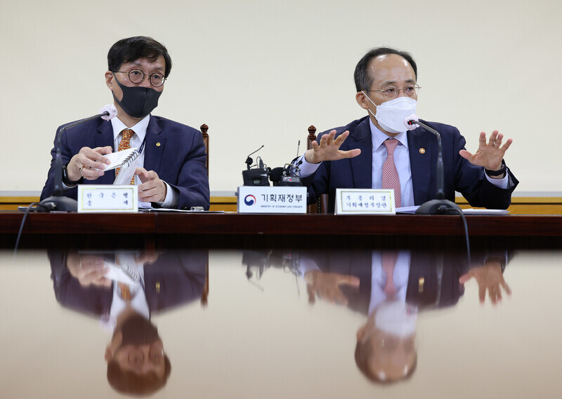 이창용 한국은행 총재(왼쪽)와 추경호 부총리 겸 기획재정부 장관. 연합뉴스