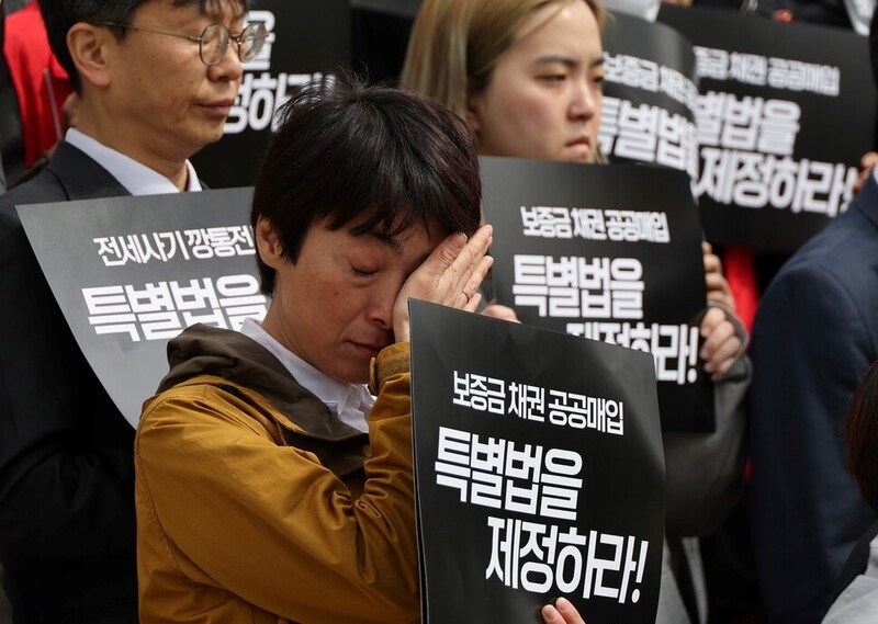 국회 앞에서 지난달 26일 열린 전세사기 특별법 제정 촉구 기자회견에서 한 참석자가 눈물을 닦고 있다. 연합뉴스