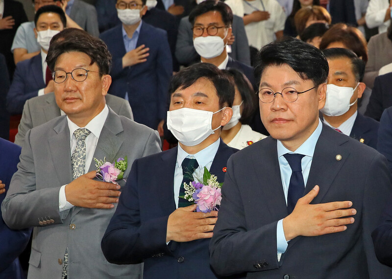 2020년 당시 장제원 미래통합당 의원(오른쪽부터), 원희룡 제주도지사, 권성동 무소속 의원이 국회에서 나란히 국민의례하고 있다. 연합뉴스