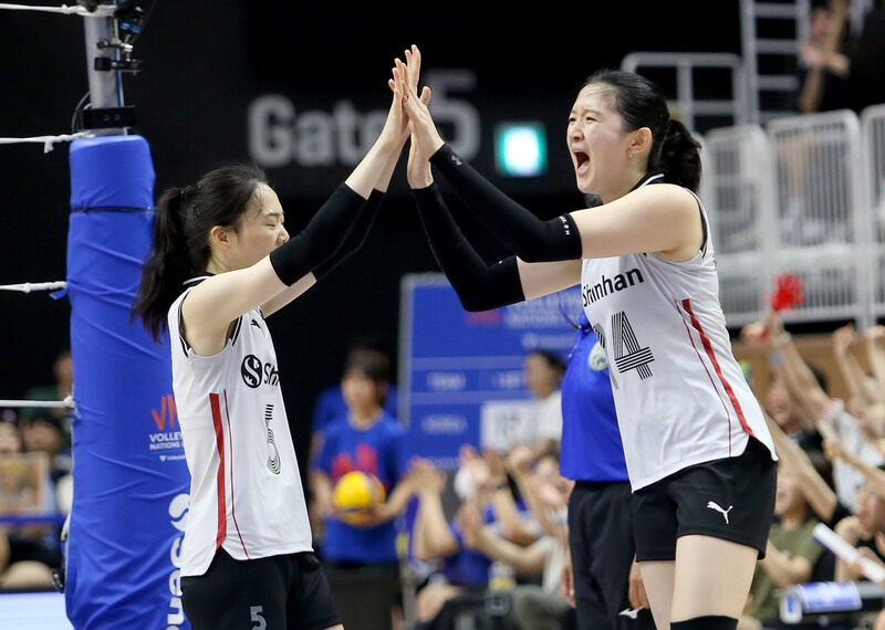 한국 여자배구 대표팀 김다인(왼쪽)과 이다현이 1일 경기도 수원 서수원칠보체육관에서 열린 2023 국제배구연맹(FIVB) 발리볼네이션스리그(VNL) 중국과 경기에서 득점한 뒤 기뻐하고 있다. 대한배구협회 제공