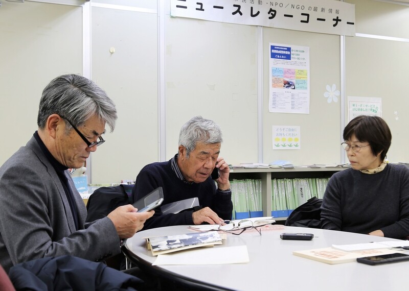 도쿄볼런티어시민활동센터에서 지난 6일 저녁 ‘한국 양심수를 지원하는 전국회의’ 와타나베 가즈오 대표(가운데)와 회원 기타하라 레이코(오른쪽)가 회의를 하고 있다. 왼쪽은 한때 이들의 구원활동 대상 중 한 사람이었던 이철 재일한국양심수동우회 회장. 도쿄/김종철 선임기자