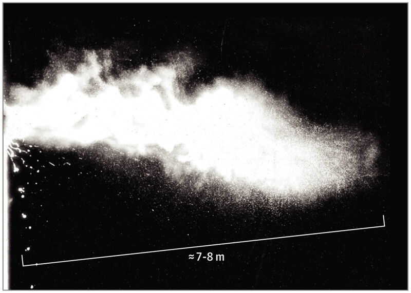 재채기를 통해 입에서 튀어나온 비말 입자들이 형성한 기체구름. JAMA 제공