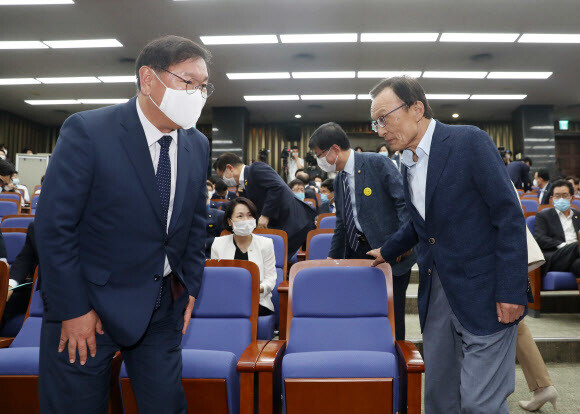 이해찬 더불어민주당 이해찬 대표(오른쪽)와 김태년 원내대표가 29일 국회에서 열린 의원총회에서 인사하고 있다. 연합뉴스