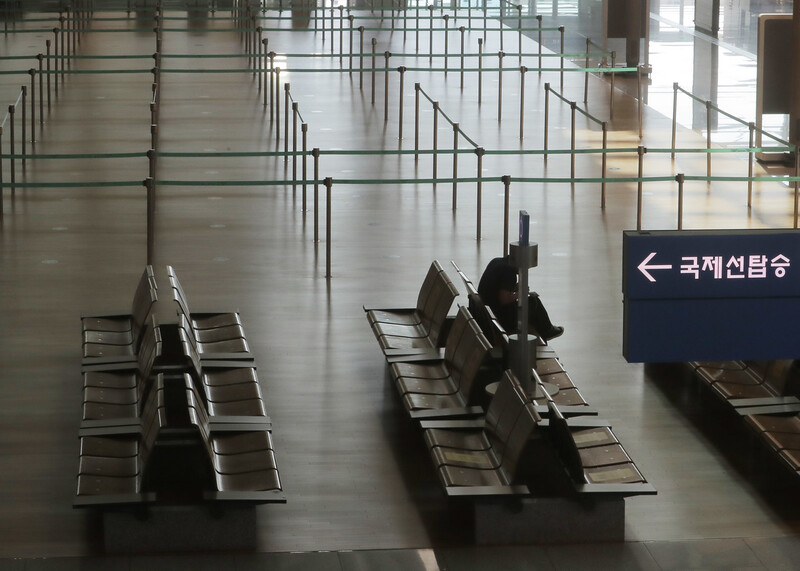 22일 인천국제공항 1터미널이 한산한 모습이다. 한국문화광광연구원은 지난해 코로나19 팬데믹으로 전 세계 관광객이 전년보다 70% 넘게 줄어든 것으로 나타났다고 이날 밝혔다. 연합뉴스