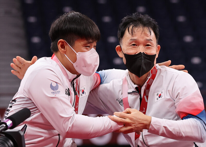 배드민턴 대표팀 김정준(왼쪽)과 이동섭이 5일 일본 도쿄 요요기 국립경기장에서 열린 2020 도쿄패럴림픽 배드민턴 남자 복식(WH2) 시상식에서 은메달을 목에 걸고 자축하고 있다. 도쿄/연합뉴스