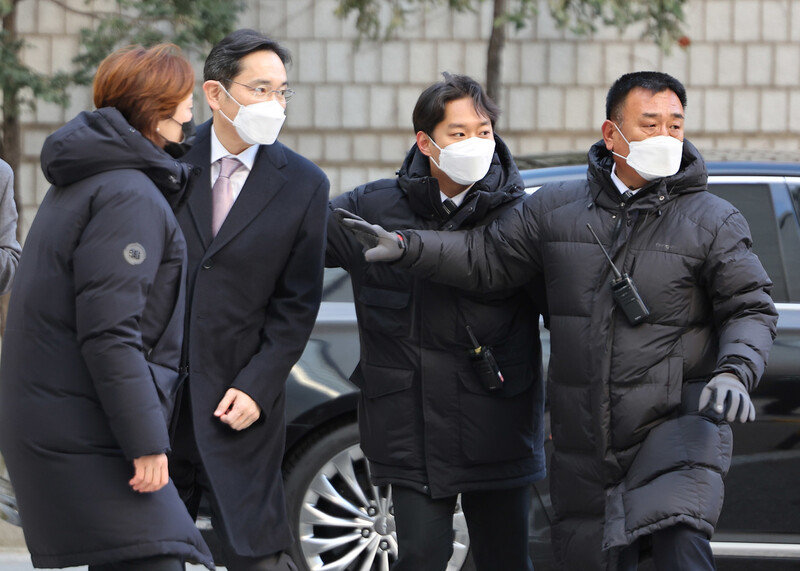 이재용 삼성전자 회장이 1일 오전 서초구 서울중앙지법에 출석하고 있는 가운데 방송인 이매리씨가 계란을 던졌다. 연합뉴스