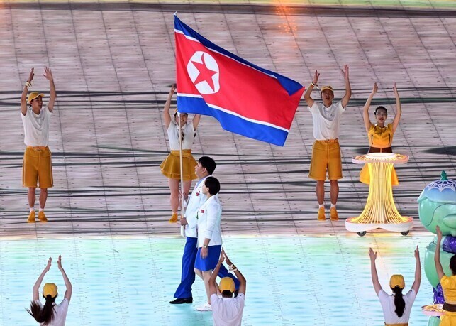 북한 선수단이 23일 2022 항저우아시안게임 개막식에 인공기를 든 채 입장하고 있다. 항저우/윤운식 기자 yws@hani.co.kr