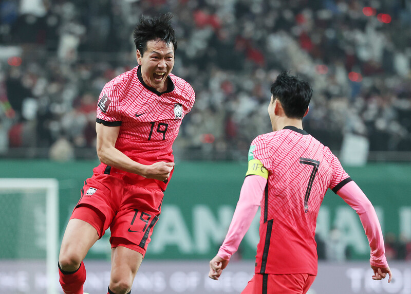 축구 국가대표팀 김영권(왼쪽)이 24일 서울 마포구 서울월드컵경기장에서 열린 국제축구연맹(FIFA) 2022 카타르월드컵 아시아 지역 최종예선 A조 9차전 이란과 경기에서 팀의 두 번째 골을 넣은 뒤 선제골을 넣은 손흥민과 함께 기뻐하고 있다. 연합뉴스