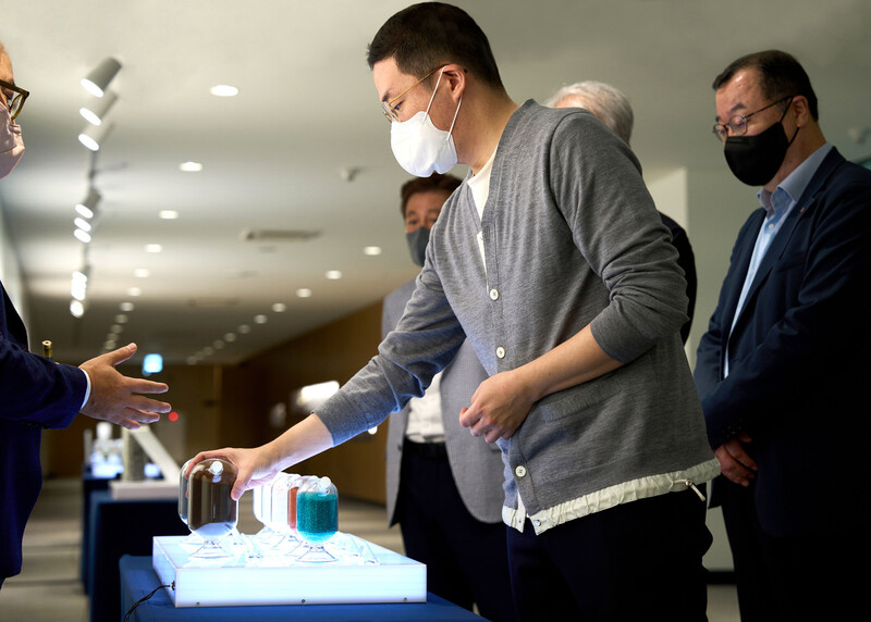 엘지 구광모 회장이 지난 28일 서울 마곡 엘지사이언스파크에서 차세대 배터리 소재에 대해 설명을 듣고 있다. 엘지 제공