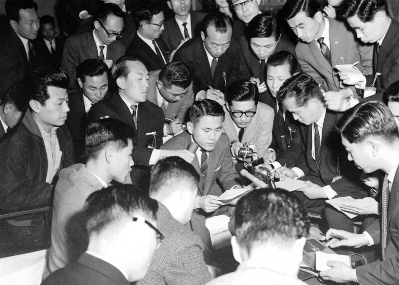 1963년 긴급조치에 관한 성명을 발표 중인 이후락 당시 국가재건최고회의 공보실장. 연합뉴스