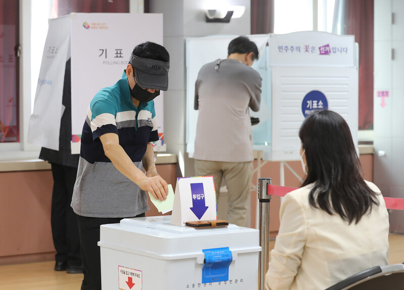 제8회 전국동시지방선거일인 1일 오전 서울 서초구 방배1동주민센터에서 유권자들이 투표를 하고 있다. 신소영 기자 viator@hani.co.kr