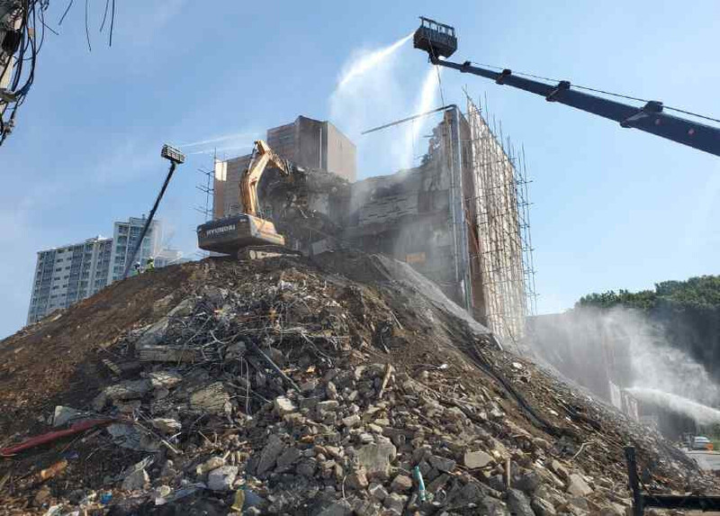 지난해 6월13일 광주시 동구 학동4구역 재개발공사 현장에서 붕괴사고가 일어난 5층 건물 철거 당시 모습.국토교통부 제공