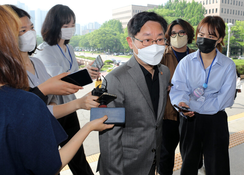 박범계 법무부 장관이 14일 오전 정부과천청사 법무부에 출근하고 있다. &lt;연합뉴스&gt;