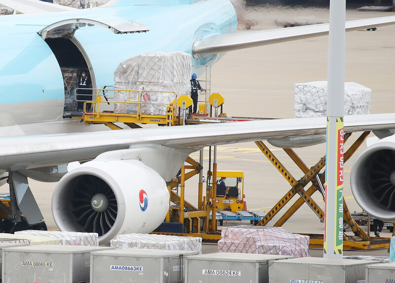 정부가 미국 모더나사로부터 받기로 한 코로나19 백신이 한국에 도착한 5일 오후 인천공항 화물터미널에서 관계자들이 백신을 내리고 있다. 연합뉴스