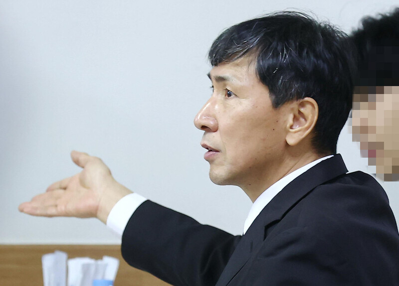 안희정 전 충남도지사가 9일 오전 부친 장례식장에 마련된 빈소에서 가족과 대화하고 있다. 안 전 지사는 수행비서 성폭행·추행 등의 혐의로 재판에 넘겨져 2019년 9월 대법원에서 3년 6개월의 실형이 확정돼 복역 중 형집행정지로 일시 석방됐다. 연합뉴스 안희정 전 충남도지사가 9일 오전 부친 장례식장에 마련된 빈소에서 가족과 대화하고 있다. 안 전 지사는 수행비서 성폭행·추행 등의 혐의로 재판에 넘겨져 2019년 9월 대법원에서 3년 6개월의 실형이 확정돼 복역 중 형집행정지로 일시 석방됐다. 연합뉴스