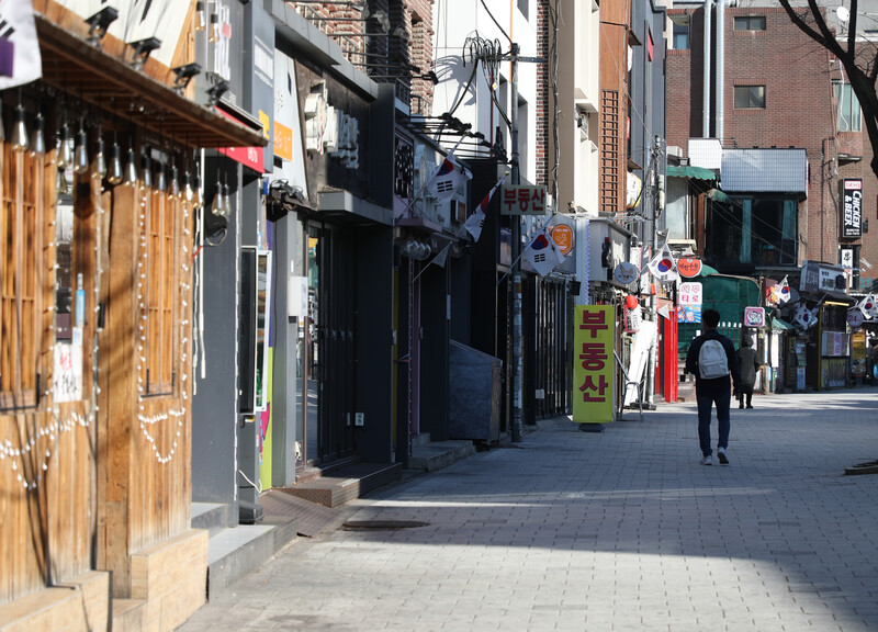 국내 신종 코로나바이러스 감염증(코로나19) 신규 확진자가 연일 1천 명대를 기록하면서 위기감이 커지고 있다. 정부는 최악의 경우 사회적 거리두기 3단계 격상 가능성까지 열어두고 내부 검토에 들어갔지만, 그에 따른 사회·경제적 피해가 워낙 커 고심을 거듭하는 것으로 알려졌다. 사진은 17일 서울 마포구 홍대거리 식당가 모습. 연합뉴스