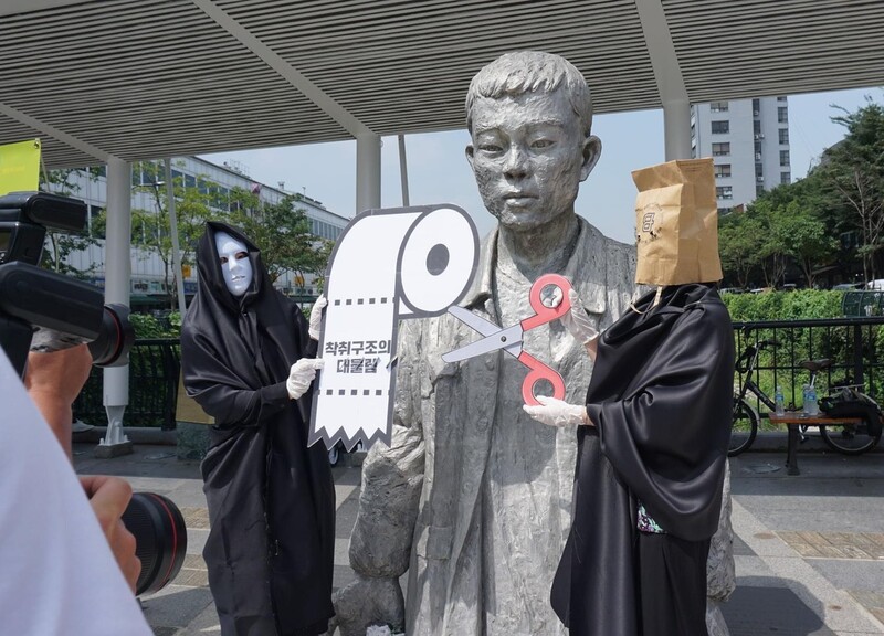 전태일 열사 동상 앞에서 스타일리스트 어시스턴트의 노동 실태를 고발하는 퍼포먼스를 하고 있는 마라(사진 왼쪽) 청년유니온 제공