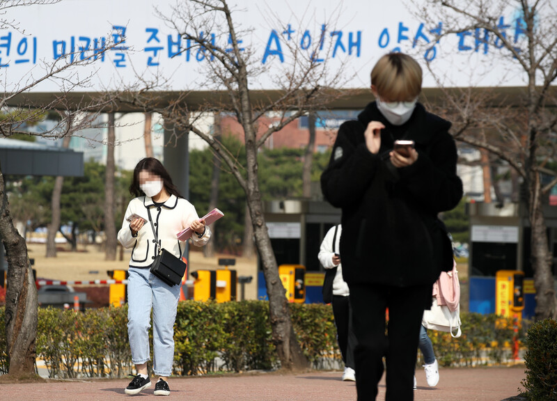 지난해 3월 지방의 한 대학 학생들이 강의실을 향하고 있다. 연합뉴스