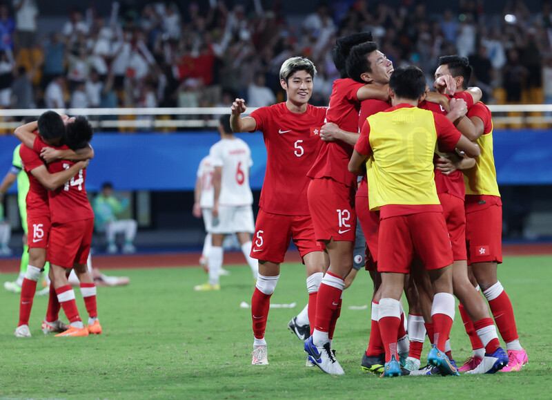 홍콩 축구 대표팀이 1일 열린 2022 항저우아시안게임 남자축구 8강 이란과 경기에서 승리한 뒤 기뻐하고 있다. 항저우/신화 연합뉴스