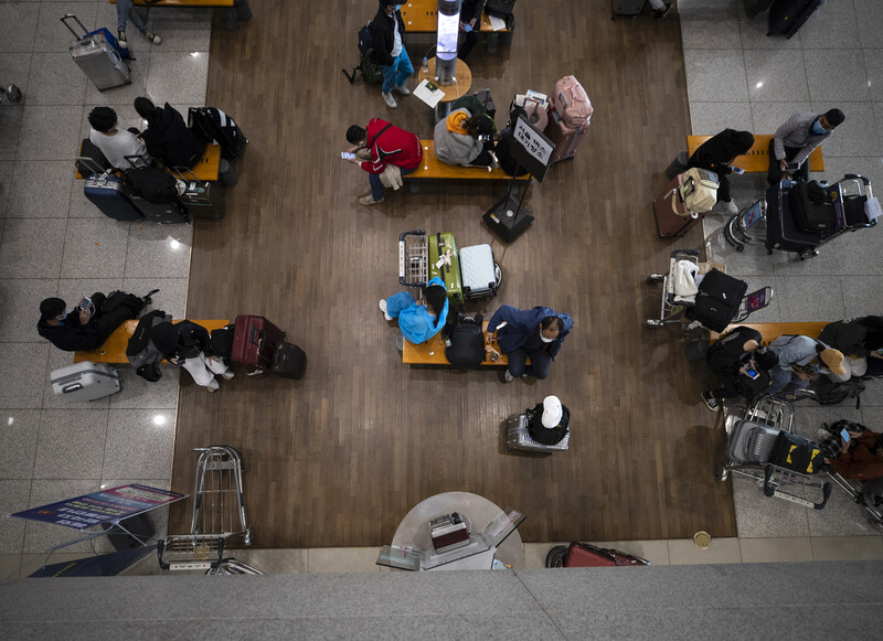 코로나19 국외 유입 사례가 계속 확인되고 있는 6일 오전 인천국제공항 1터미널 입국장에서 입국자들이 버스를 타려고 기다리고 있다. 연합뉴스