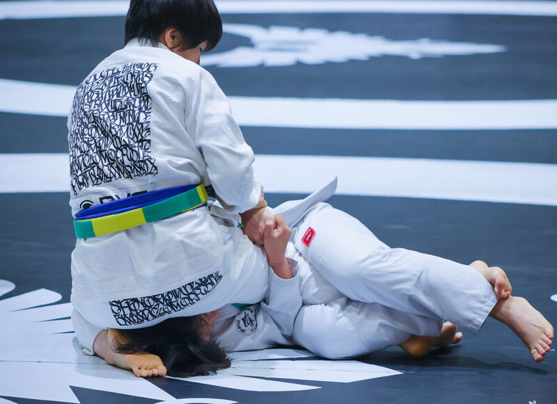 양민영 작가가 상대 선수에게 기무라 락(상대의 손목을 고정시킨 채 어깨를 꺾는 기술)을 시도하고 있다. 윤성빈 제공