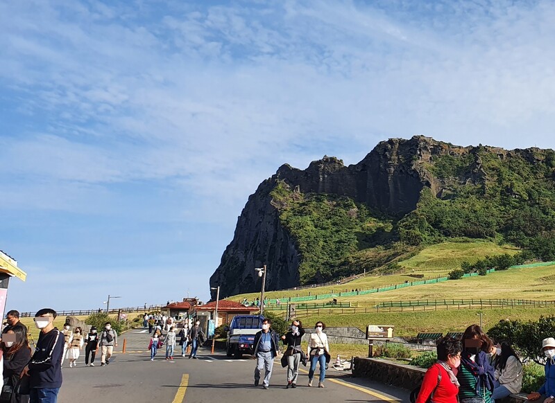 제주도가 야간 관광 활성화를 명분으로 성산일출봉 해안 암벽을 빔 스크린으로 활용하는 방안을 추진해 논란이 일고 있다. 허호준 기자