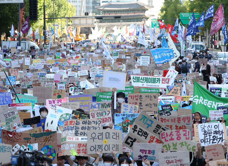 지난 9월24일 그린피스와 기후위기비상행동 등 400여개 단체로 구성된 ‘9월기후정의행동’이 주최한 기후정의행진 참가자들이 서울 세종대로에서 손팻말을 들고 구호를 외치고 있다. 이번 행사는 2019년 이후 3년 만에 진행되는 대규모 기후변화 관련 행사다. 연합뉴스