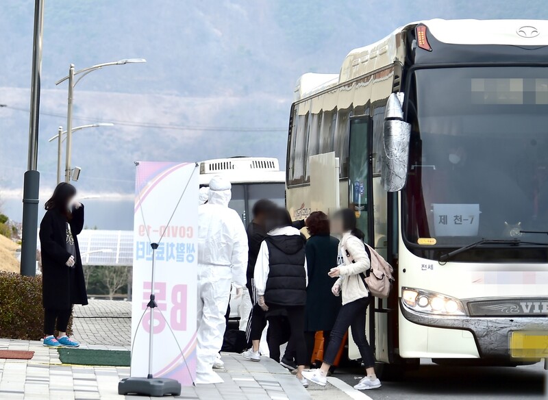 9일 오후 충북 제천의 건강보험공단 인재개발원에 코로나19 경증 환자들이 도착하고 있다. 연합뉴스