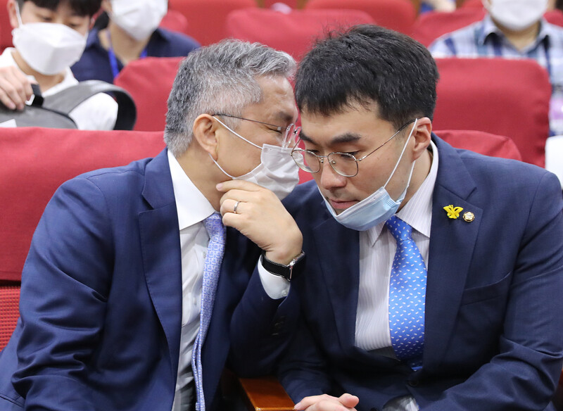 열린민주당 최강욱 대표와 더불어민주당 김남국 의원이 지난 3일 오전 서울 여의도 국회 의원회관에서 열린 ‘검찰개혁, 현주소와 향후 과제’ 세미나에서 대화를 나누고 있다. 연합뉴스