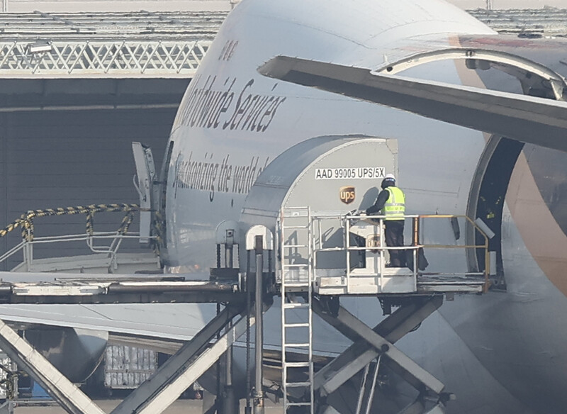 21일 오전 인천국제공항 화물터미널에 정부가 도입한 화이자 백신 25만회분이 도착해 화물기에서 이동하고 있다. 연합뉴스