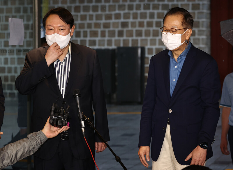 윤석열 전 검찰총장과 국민의힘 대외협력위원장인 권영세 의원이 지난 3일 오후 중구의 한 식당에서 만나 회동에 앞서 취재진의 질문에 답하고 있다. 연합뉴스