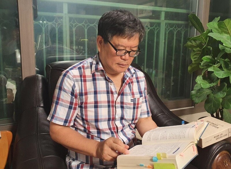 서상문 전 군사편찬연구소 책임연구원이 연구소가 발간한 책을 보며 잘못 기록된 내용들을 설명하고 있다. 옥기원 기자 ok@hani.co.kr