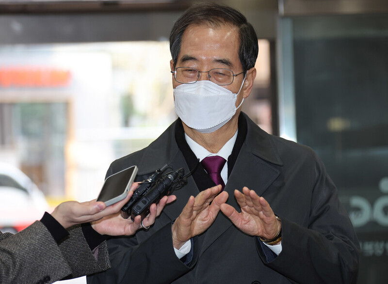 한덕수 국무총리 후보자가 지난 5일 오전 서울 종로구 한국생산성본부 건물에 마련된 국회 인사청문회 준비단 사무실에 출근하며 기자들 질문에 답하고 있다. 연합뉴스